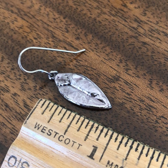 NWOT gunmetal shiny silver antique french wire  leaf earrings - Picture 9 of 10